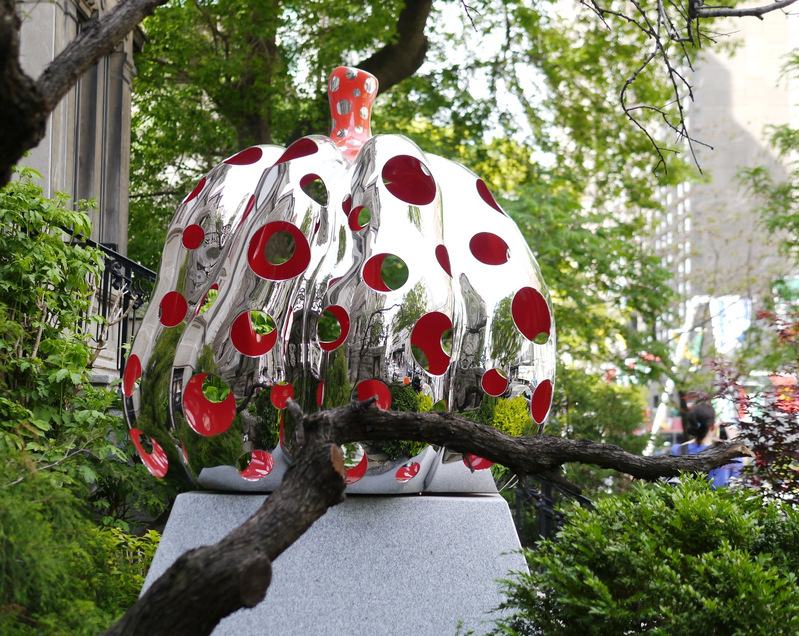 Pumpkin (2015). Photo: art_inthecity, Montreal. CC BY 2.0 via Wikimedia Commons.